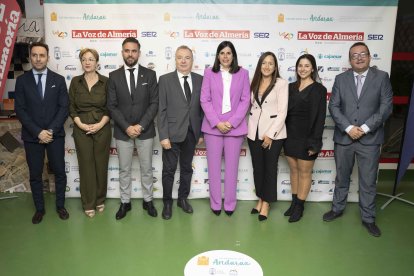 Ricardo Céspedes, Antonia Sánchez Villanueva, Pedro Manuel de la Cruz y Olivier Martínez, de La Voz de Almería, junto a autoridades del Ayuntamiento de Laujar, con su alcaldesa Almudena Morales.