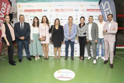 Concejales del Ayuntamiento de Huércal de Almería con representantes vecinales de El Potro, premiados en la categoría de Asociacionismo.