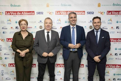 Antonia Sánchez Villanueva, subdirectora de La Voz; Pedro Manuel de la Cruz, director; Miguel Ángel Ruiz, presidente de la Asociación Española de Consumidores; y Ricardo Céspedes, director comercial de La Voz.