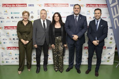 Francisco Alonso, delegado de Educación y Dolores Martínez, delegada de Fomento, junto a Antonia Sánchez Villanueva, Pedro Manuel de la Cruz y Ricardo Céspedes.