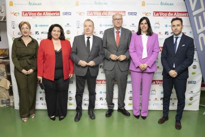 Los diputados provinciales Eugenio Gonzálvez, Matilde Díaz y Almudena Morales, junto a Pedro Manuel de la Cruz, Antonia Sánchez y Ricardo Céspedes, parte del equipo directivo de La Voz de Almería.