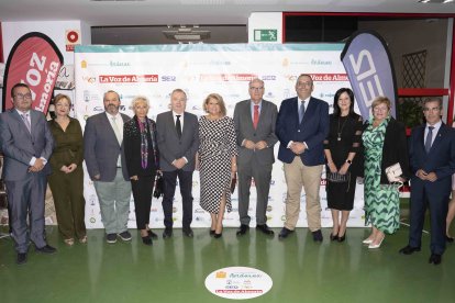 La empresa Trans PJ, premio Economía, junto a diferentes autoridades políticas del Ayuntamiento de Gádor y miembros de La Voz de Almería.