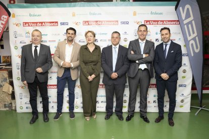 Jorge Izquierdo y Javier Álvarez, de Cajamar, con José María Morales, de Vera Import, y los directivos de La Voz de Almería, Pedro Manuel de la Cruz, Antonia Sánchez Villanueva y Ricardo Céspedes.