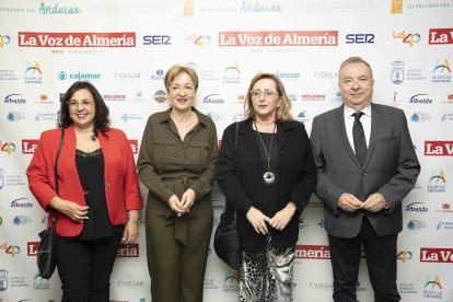 Susana Márquez y Maria José, de la empresa Lunas María José, con Antonia Sánchez Villanueva, subdirectora de La Voz de Almería, y Pedro Manuel de la Cruz, director de La Voz de Almería.