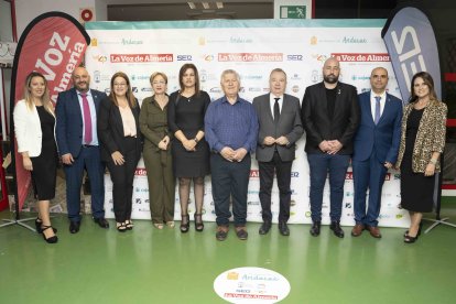 Equipo de Gobierno del Ayuntamiento de Benahadux, con su alcaldesa Noelia José Damían, posando con el premiado en Cultura, Pepe Rey, y directivos de La Voz de Almería.