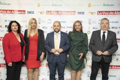 Rosa María Ginés, alcaldesa de Fuente Victoria, y Valentín José Martín, alcalde de Fondón, junto a otras representantes del municipio en el fotocol de La Voz de Almería con Pedro Manuel de la Cruz.