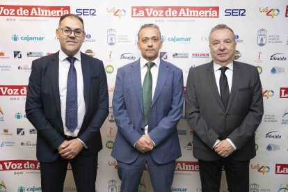 Antonio López, director de la oficina de Unicaja de Benahadux; José Manuel Arriola Zapata, director de la oficina de Unicaja de Huércal de Almería; y Pedro Manuel de la Cruz, director de La Voz de Almería.