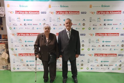 El premiado en Deporte, Francisco Miranda Aguilera, junto a Mari Carmen Miranda Aguilera, de Fondón.