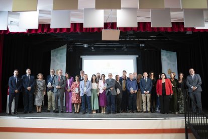 Premiados y autoridades sobre el escenario para poner el broche de oro a la gala.