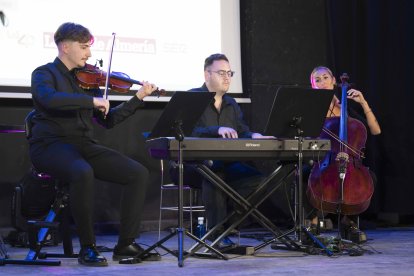 Los músicos David de la Calle, Manuel Simón e Irene Berenguel amenizaron la noche de premios en Huércal de Almería.