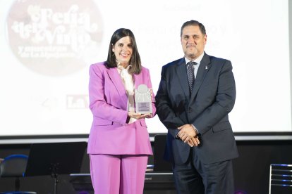El delegado de Educación, Francisco Alonso, y Almudena Morales, alcaldesa de Laujar y vicepresidenta de Diputación, que fue la encargada de recoger el premio Sociedad que se le otorgó a la Feria del Vino y Muestras de la Alpujarra.