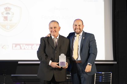 Rafael Miranda Aguilera, presidente del club Fondón Atlético, recoge el Premio Deporte de manos de Valentín José Martín Ramírez, alcalde de Fondón.