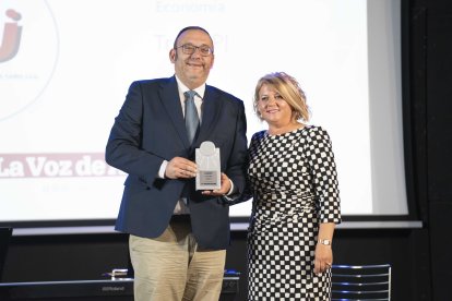 Diego Mañas Cañizares, responsable de Administración y Finanzas de Trans PJ, recoge el Premio Economía. Entrega Lourdes Ramos, alcaldesa de Gádor.