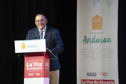 Diego Mañas Cañizares, responsable de Administración y Finanzas de Trans PJ, recoge el Premio Economía.