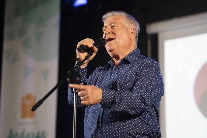 Pepe Rey sorprendió a los asistentes cantando un precioso bolero.