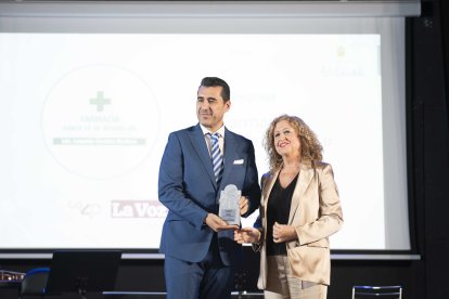 Leopoldo Sánchez Martínez, propietario de la Farmacia Santa Fe de Mondújar, Premio Empresa. Entrega Trinidad Góngora Gómez, alcaldesa de Santa Fe.