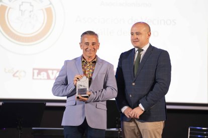 Antonio Francisco Martínez Aguilera, presidente de la A. VV. Valle del Potro, recibe el Premio Asociacionismo a este colectivo Entrega el senador Antonio Martinez Rodriguez.