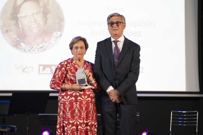 Ángeles Concepción Beltrán López, premio Gente, y Juan Manuel López Rodríguez, alcalde de Pechina.
