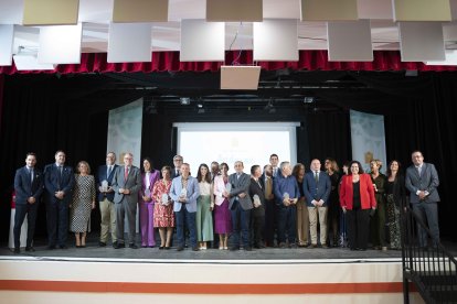 Premiados y autoridades sobre el escenario como broche de oro a la gala en Huércal de Almería.