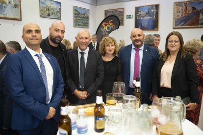 Justo Gómez Cortés, Daniel Martín Suárez, David Martínez y María del Mar Castellón, concejales del Ayuntamiento de Benahadux, junto a José M. Rodríguez, secretario general de Industria, Enrergía y Minas, y María José Daureo, de la Diputación Provincial.