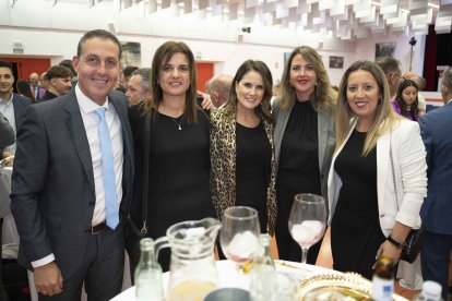 Javier Álvarez, de Cajamar, junto a Noelia Damián, alcaldesa de Benahadux, la concejal Isabel Fernández, María del Carmen Mesas y Rocío González.