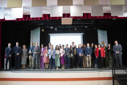 Foto de familia de premiados y autoridades.