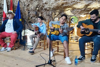 El veterano, Emilio Amaya, con la guitarra de Antonio de Quero.