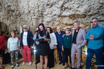 La secretaria, Isabel Díaz, dando lectura al acta de concesión del galardón.