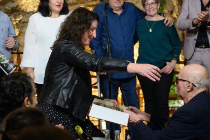 La alcaldesa y el homenajeado.