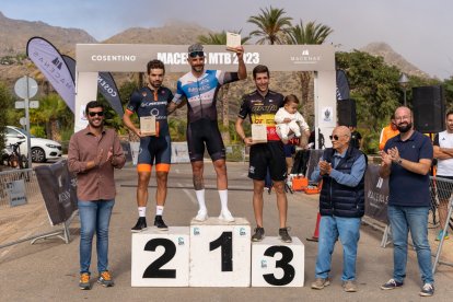 Podio masculino de la BTT Playa Macenas by Cosentino. 