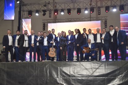 La Chirigota del Soto junto a la alcaldesa durante el acto de lectura del pregón.