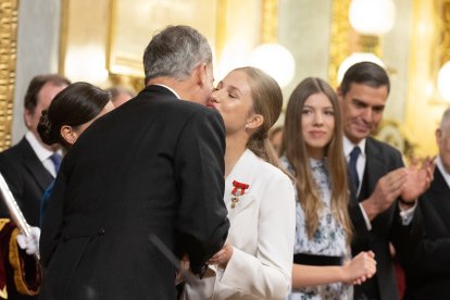 El Rey Felipe VI besa a su hija.