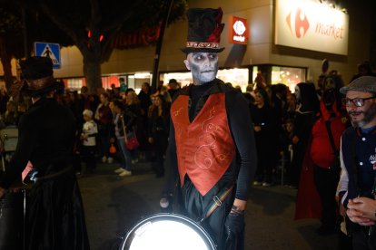 Pasacalles a cargo de Lume Troula Animación.