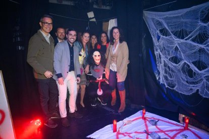 Autoridades locales visitan el pasaje del terror del Apolo.