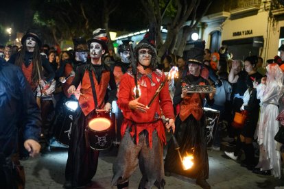 Pasacalles a cargo de Lume Troula Animación.