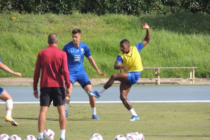 Sergio Akieme entrenando con normalidad este miércoles con el resto de compañeros.