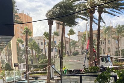 Una marquesina de autobús en la Rambla, próxima a La Tagliatella, destrozada por el viento.