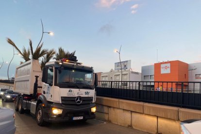 Un camión transporta restos de un árbol caído a causa del temporal.