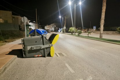 Contenedor derribado por el viento en la avenida de la Igualdad de Albox.