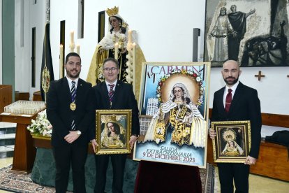 Entrega de recuerdos a al presenatdor del cartel y a su autor.