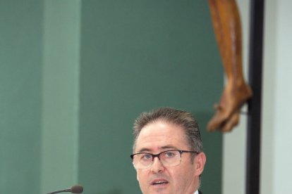 El Hermano mayor de El Gran Poder dirigiendo unas palabras.