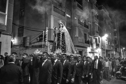 Virgen portada por costaleros, dirigidos por Antonio Toro.