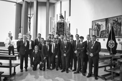 Los costaleros delente de la Virgen en el templo.