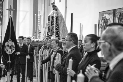 Estandarte y directivos del Gran Poder en la salida del templo.