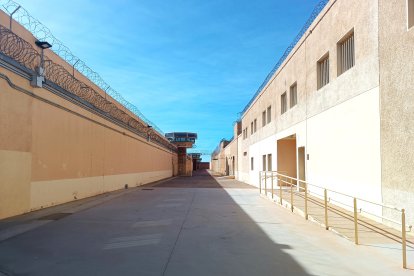 Muros exteriores de seguridad del Centro Penitenciario de Almería El Acebuche.