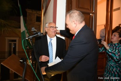 El pregonero y el alcalde inaugurando la Feria desde el balcón consistorial.