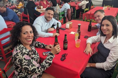 Compañeras de trabajo disfrutando de la Feria.