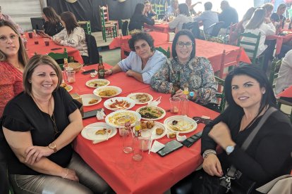 Amigas de toda la vida disfrutando de la Feria de Mediodía.