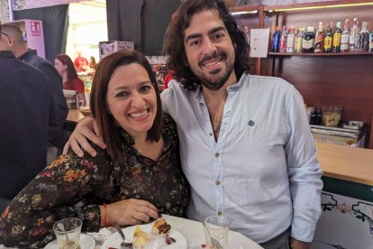 Cati junto a su hijo Alonso Flores.
