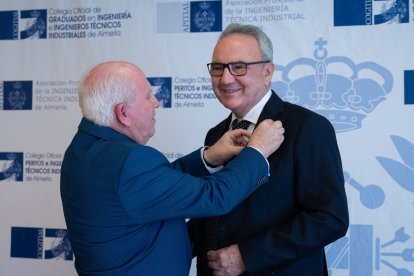 Francisco Lores entrega distinción a Francisco Martínez-Cosentino.